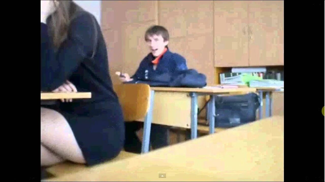 Залезть под парту