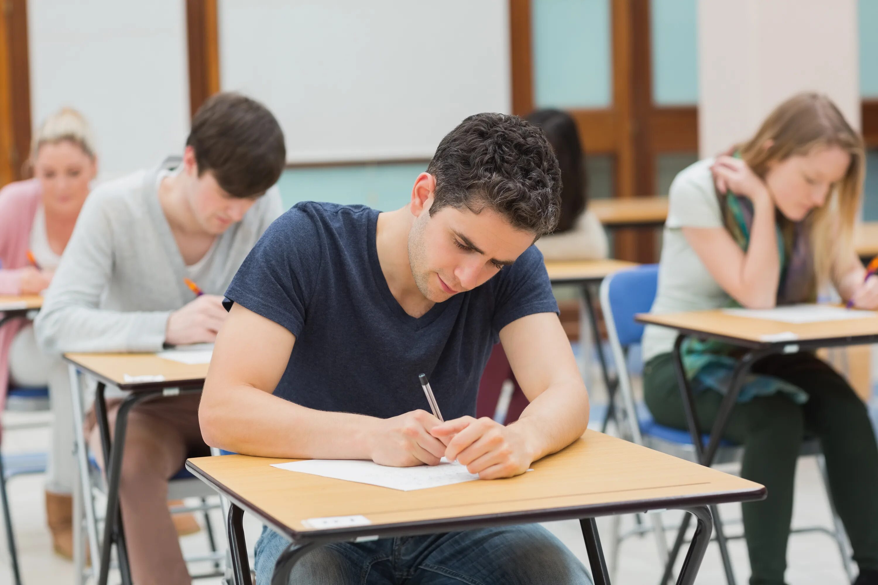 British exams. Студент на экзамене. Студент за партой. Студенты на занятиях. Подросток за партой.