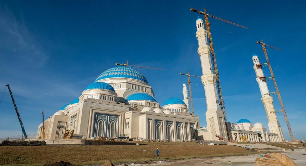 Астана самая большая мечеть. Казахстан мечеть Нур-Астана. Новая мечеть Нур Астана.