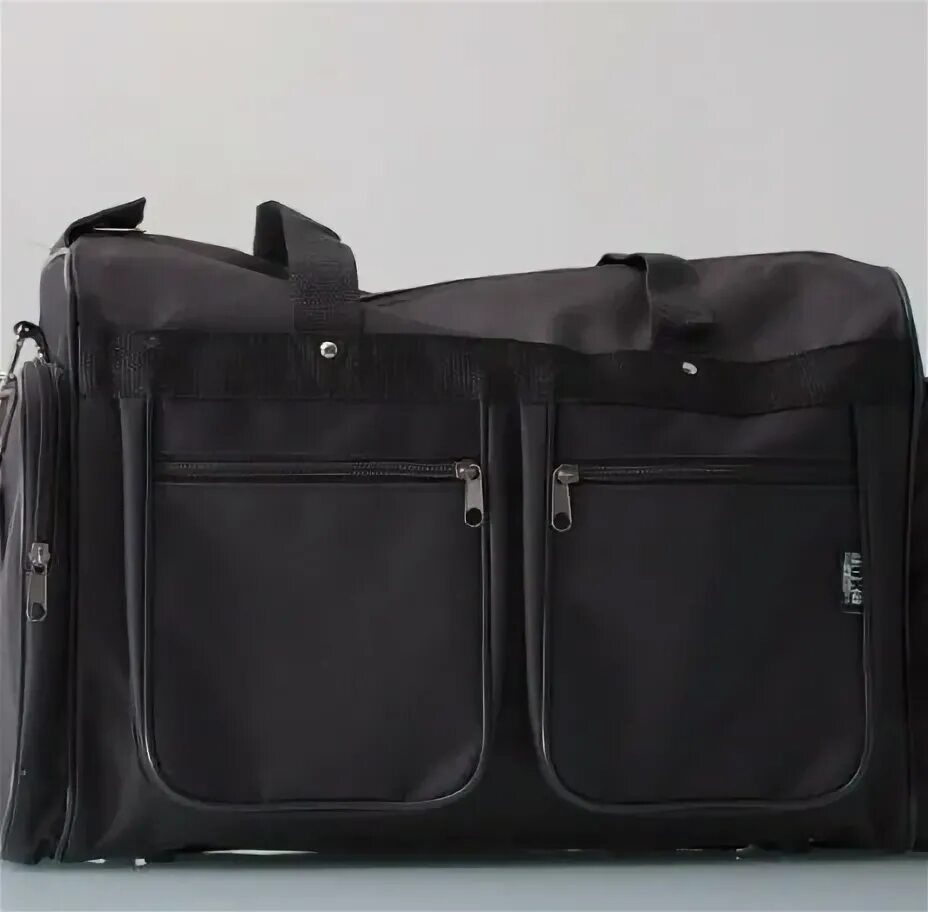 Спортивные брюки двухцветные. Обработка кармана с отрезным бочком. Подрезной карман. Боковая застежка на полукомбинезоне. Внутренний карман на подкладке.