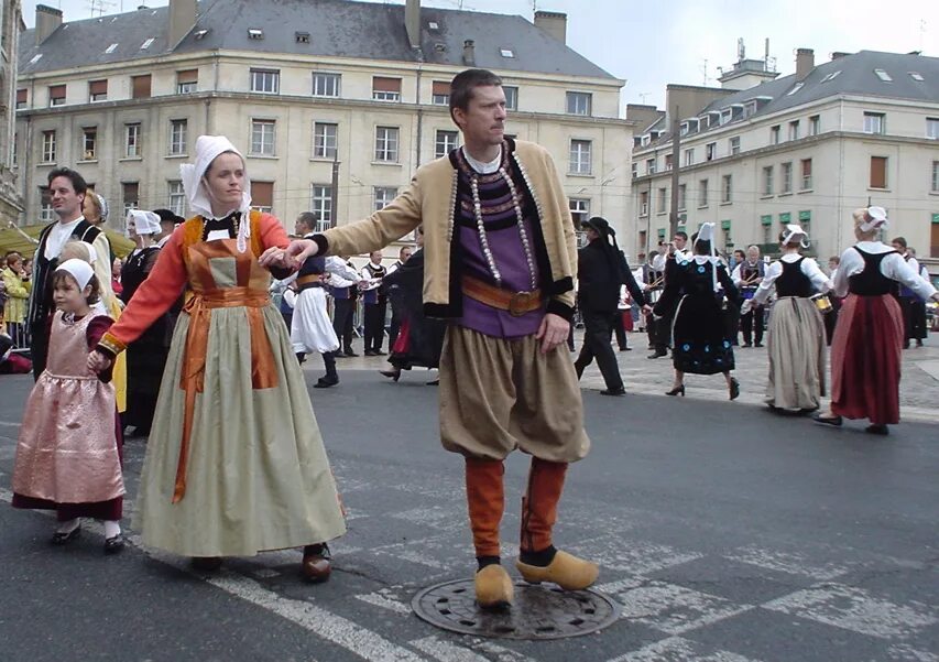 Традиционная одежда Франции. Фламандцы народ Франции одежда. Фламандцы и валлоны в Бельгии. Французский национальный костюм.