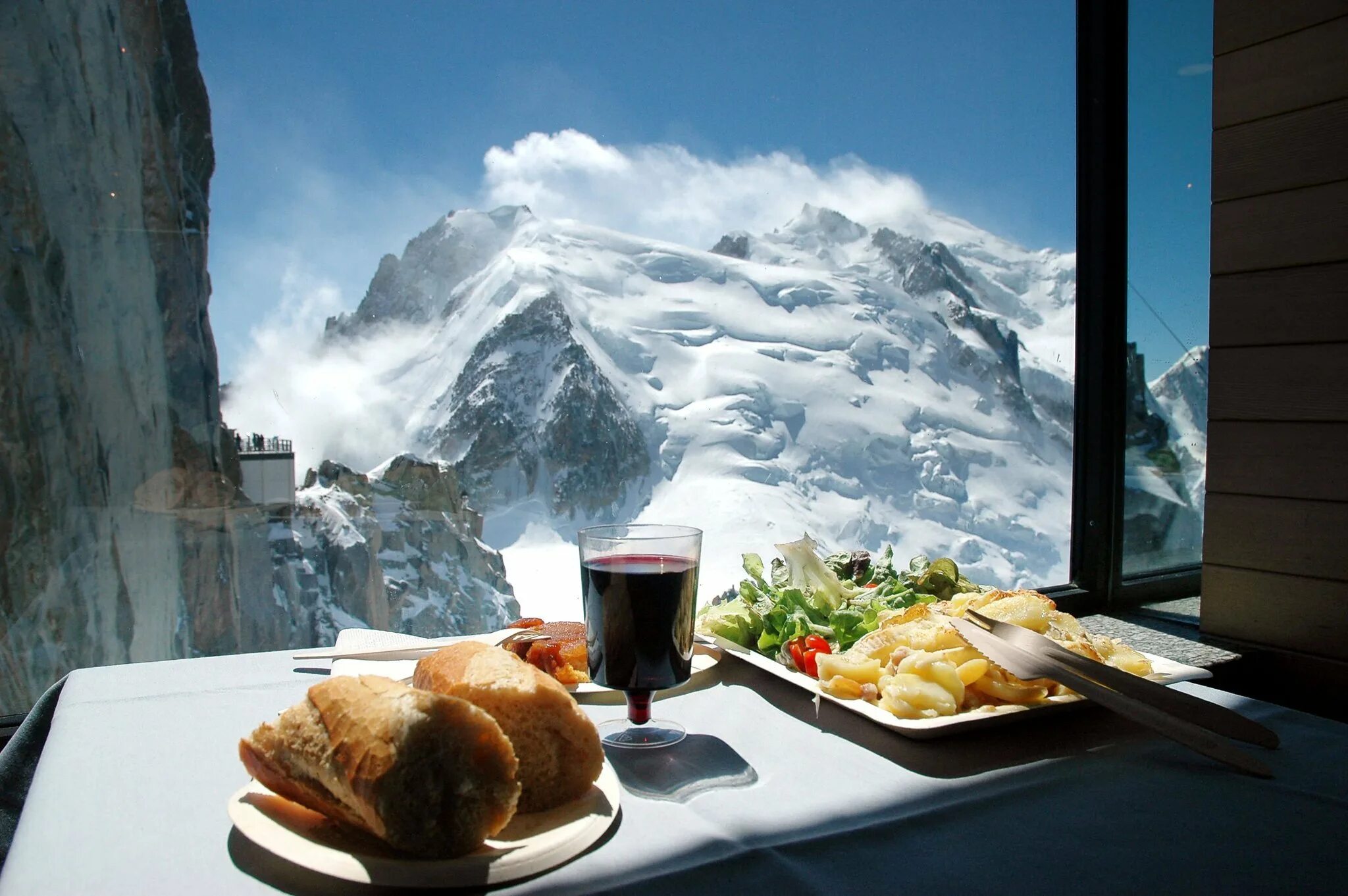 Ресторан на горе Эгюий-дю-миди на высоте 3842 м, Шамони, Франция. Ресторан на горе Эгюий-дю-миди. Эгюий-дю-миди, Шамони, Франция. Ресторан на горе Эгюий-дю-миди Шамони Франция. Завтраки красная поляна