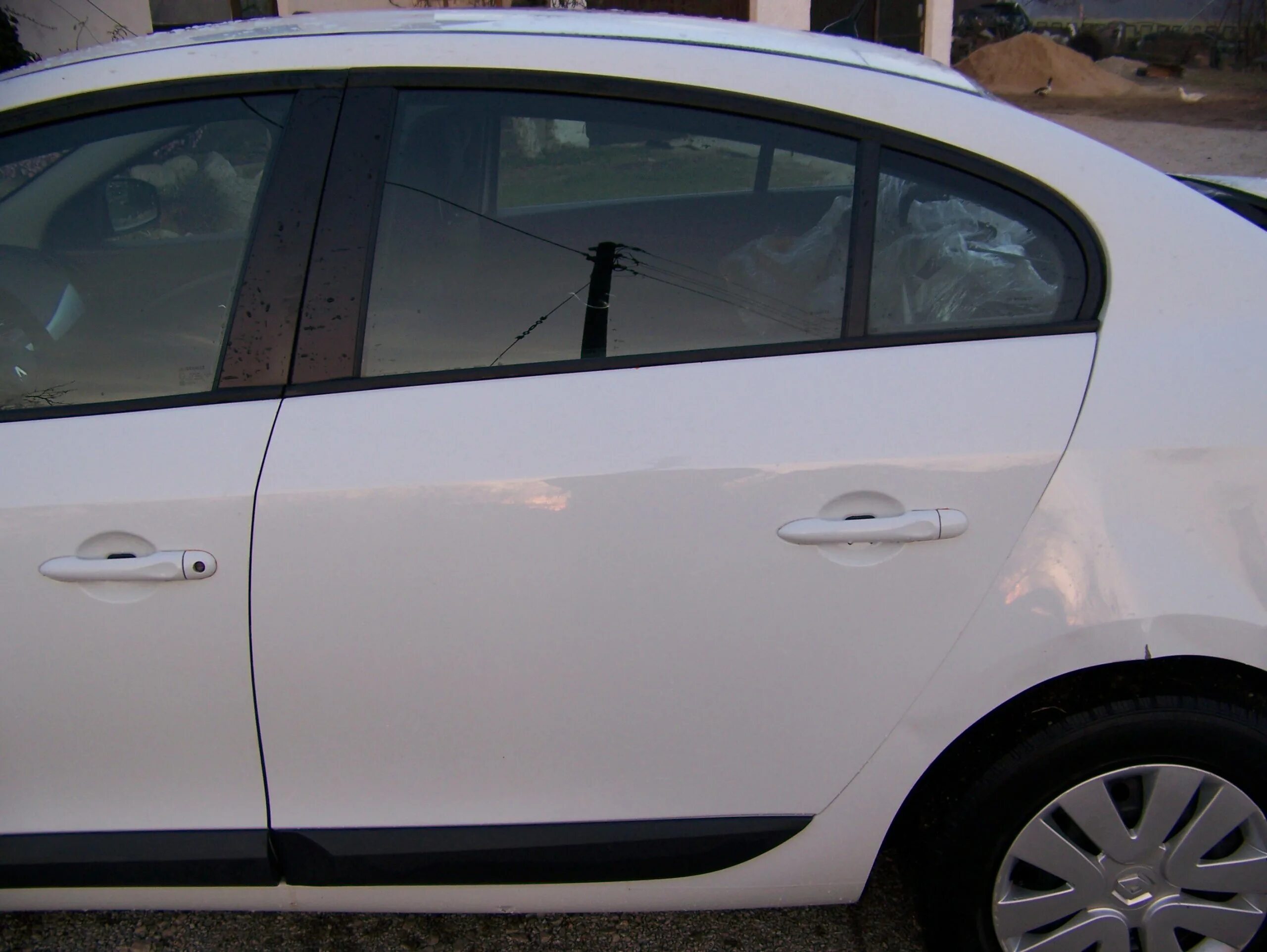 Renault Fluence 2014 водительская дверь. Fluence Залечя дверь. Рено Флюенс 2012 задняя дверь. Дверь задняя левая Рено Флюенс.