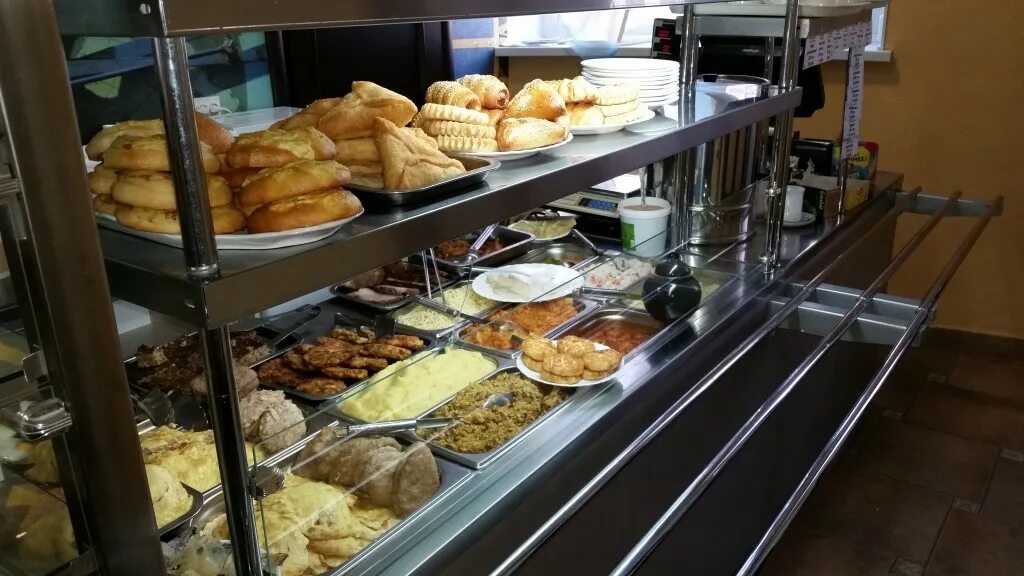 Раздаточная в столовой. Вакансии столовая линию раздачи. Блюда на линии раздачи. Предприятия общественного питания. Предприятия общественного питания.