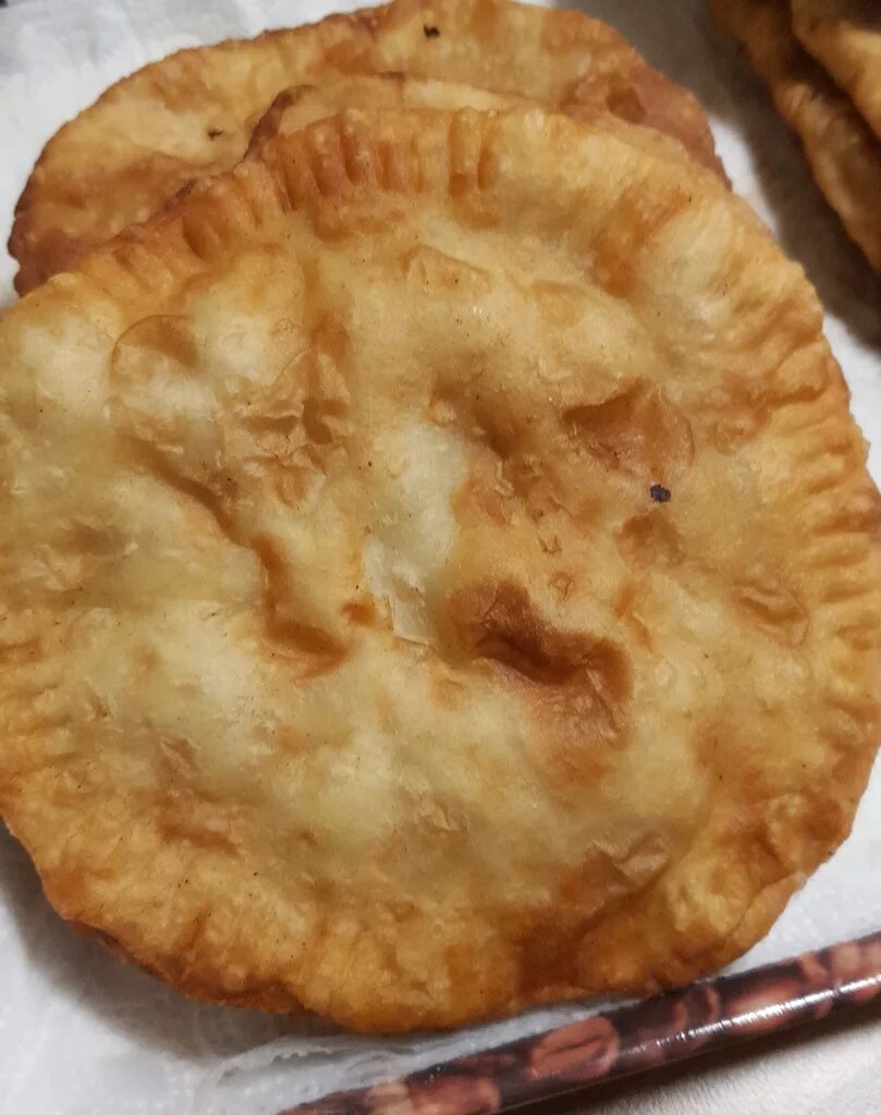 Круглый чебурек. Круглые чебуреки. чебуреки круглые с мясом. хычин чебурек. блюда похожие на чебуреки.