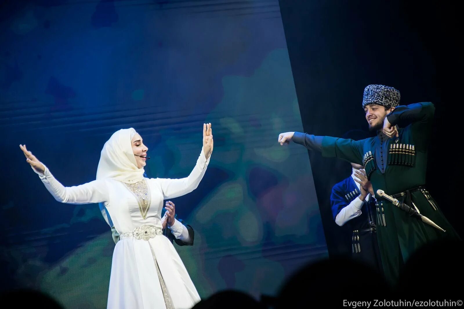 Певица макка чеченка. Имани чинтаева фото. Эльбика. Певица эльбика джамалдинова. Имани чинтаева мама.