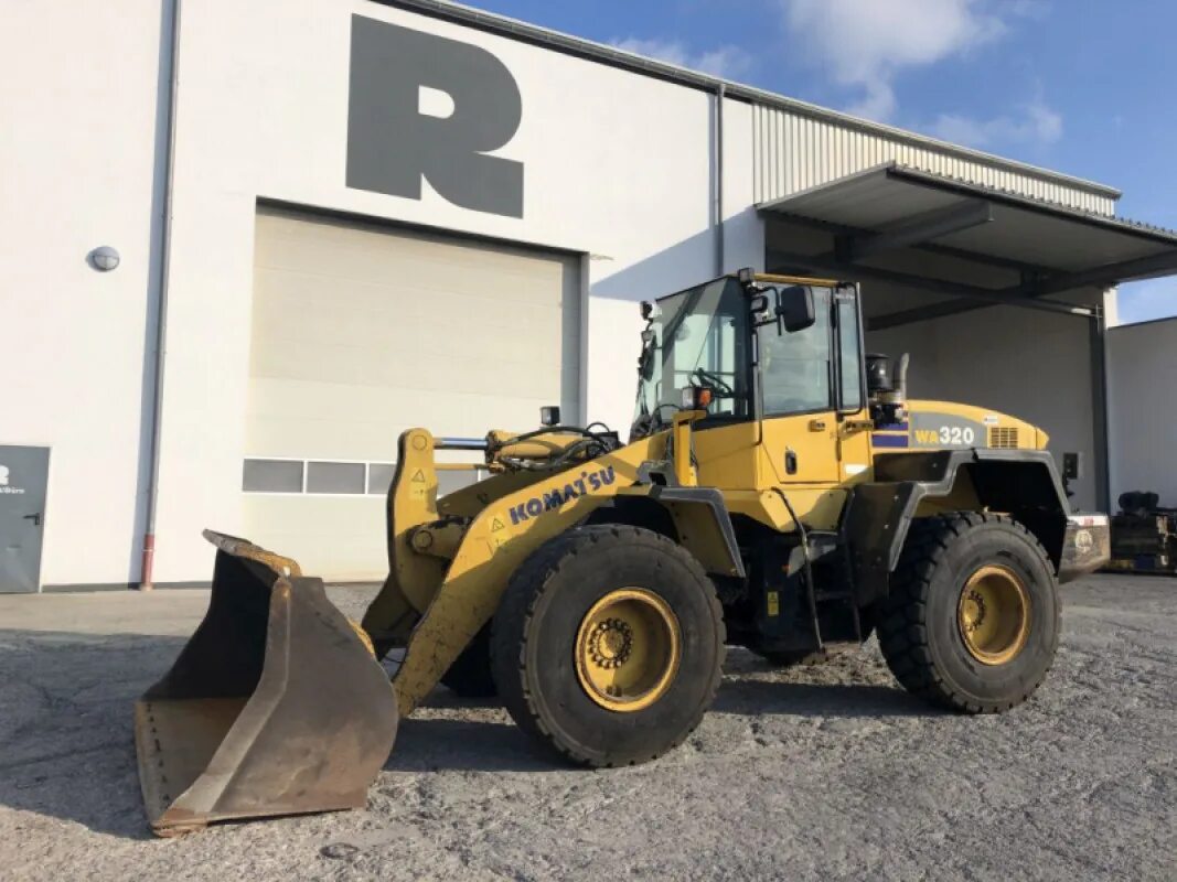 Фронтальный погрузчик омск. Komatsu wa320-6. komatsu wa320-3. фронтальный погрузчик коматсу. komatsu wa100 3e.