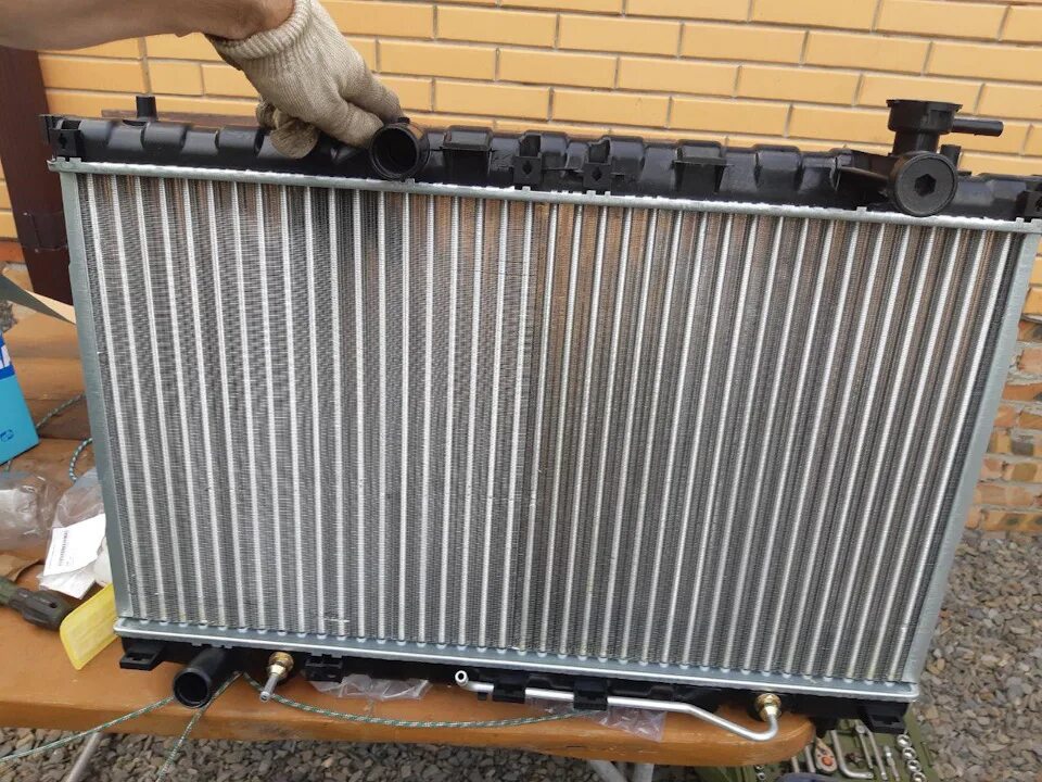 Радиатор на хендай элантра 2004. Радиатор хендай элантра. Радиатор хендай элантра 2008 год. Радиатор хендай элантра 2005 1. Радиатор hyundai elantra xd 2005.