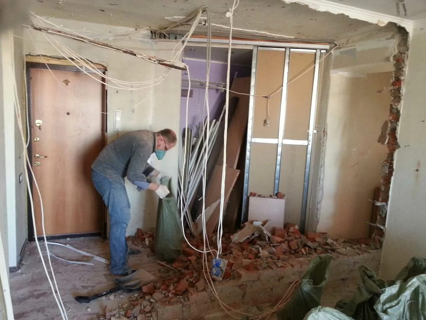 Можно ли убирать стены в квартире. Демонтаж перегородок. демонтаж межкомнатных перегородок. демонтаж перегородок в квартире. демонтаж межкомнатных стен.
