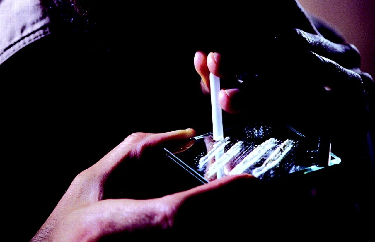 Песня нюхают только духи оближи меня. Песня нюхают только духи оближи меня