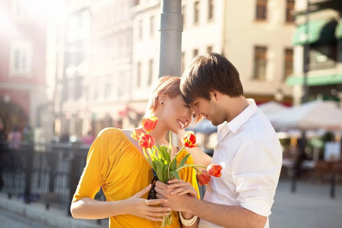 Муж встречается. Мужчина дарит цветы женщине. Парень дарит девушке цветы. Девушке дарят цветы. Женщина дарит любовь.