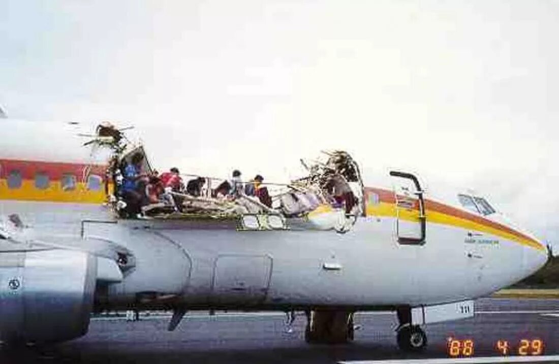 Катастрофа boeing 757. 28 апреля 1988 года боинг 737. Боинг вырвало. Боинг вырвало. Авиакатастрофы asana airlines.