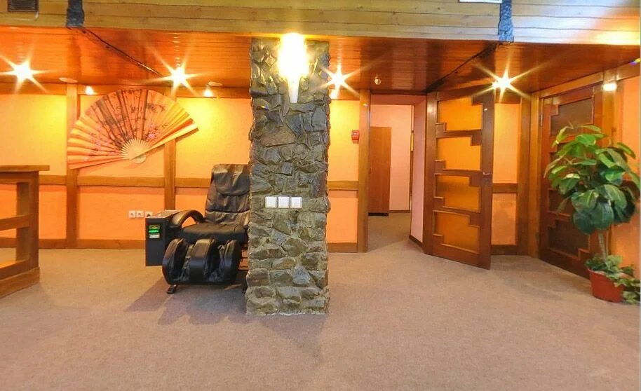 габаритные ворота перед мостом. баня на путепроводе. вертикальная разметка нижний край пролетного строения. эстакады в горелово. баня на путепроводе.