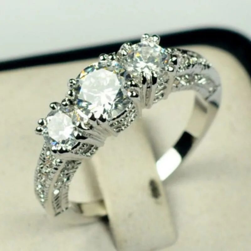 Купить женские кольца камнями. Красивые кольца. Бриллиантовое кольцо. Помолвочные кольца с камнем. Женское кольцо с бриллиантом.