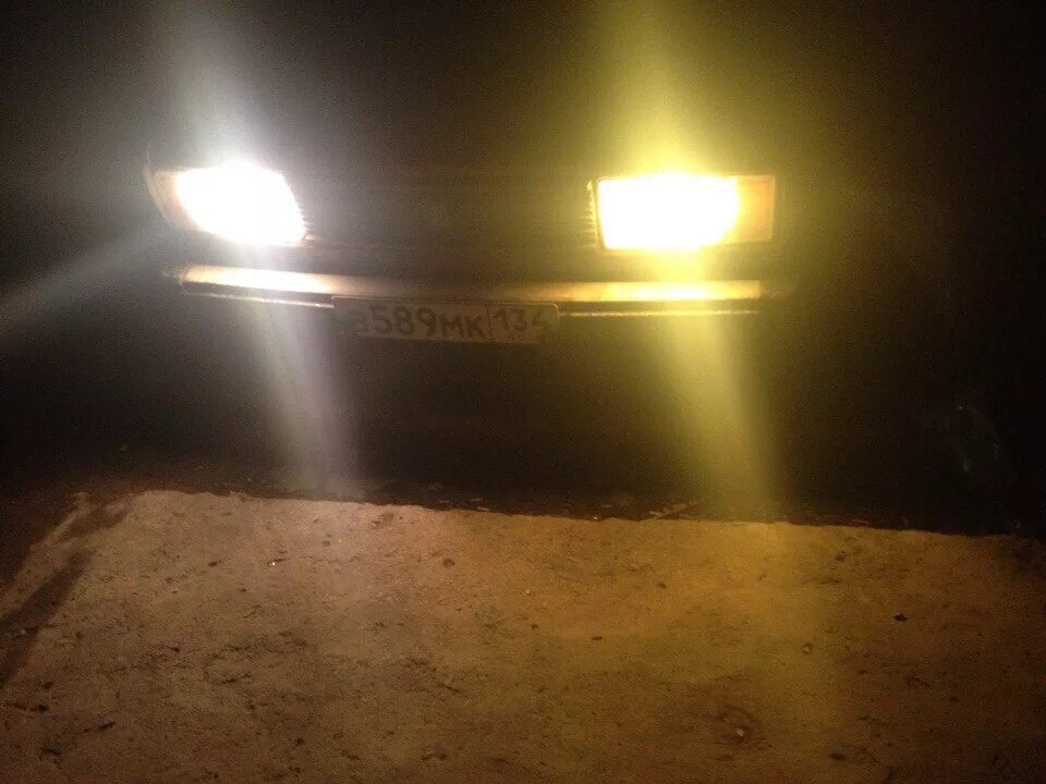 Желтые лампочки в фары. Желтые галогенки в туманки 3000к. Желтые лампочки в мазда 3 ближний. Жёлтые лампы в ближний свет h1. Желтые лампочки в фары.