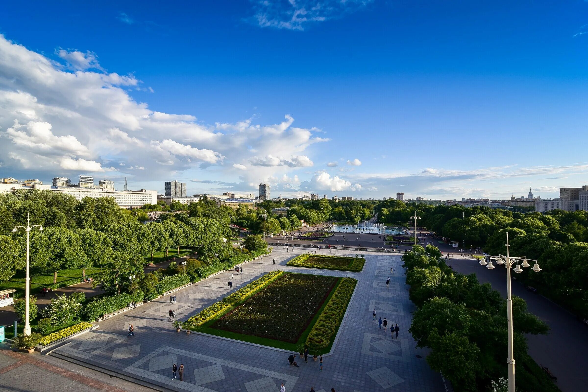 Парк горького ночью. Отель shelter парк горького москва. Арка парка горького в москве. Парк горького ворота. Театр эстрады парк горького.