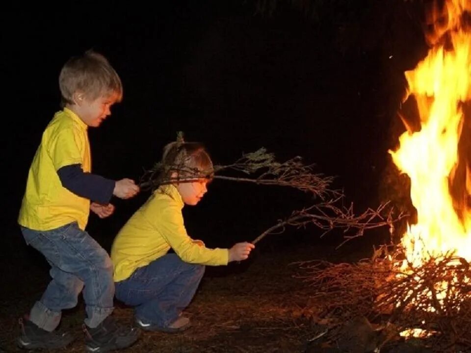 Fire child. Шалости детей с огнем. Огонь для детей. Дети играют с огнем. Детская шалость пожар.