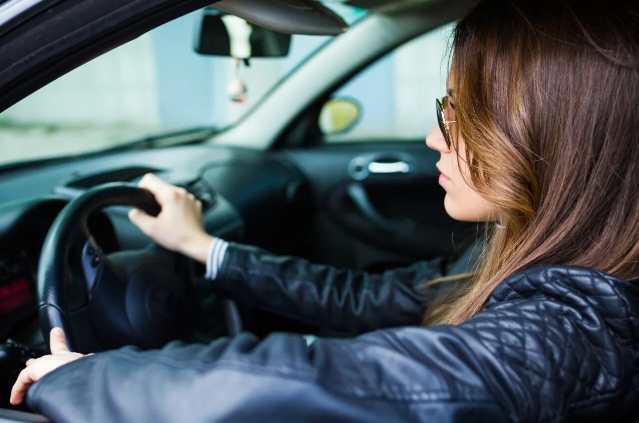 Спины девушек в машине. Девушки и авто. Брюнетка за рулем. Красивая девушка за рулем. Девушка в машине.