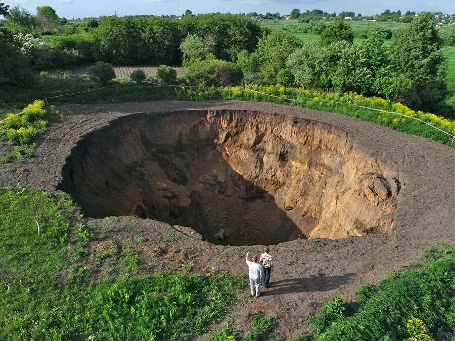 Карстовая воронка что это такое. Воронки Карст. Карстовые ямы. Карстовый провал в Тульской области. Суффозионные блюдца.