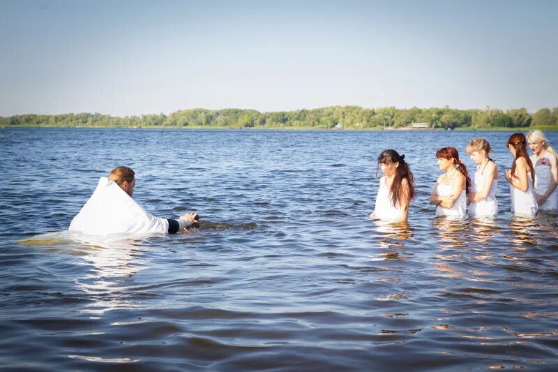 крещение руси в воде. таинство крещения река. крещение подростка. крещение взрослого ребенка. крещение в реке.