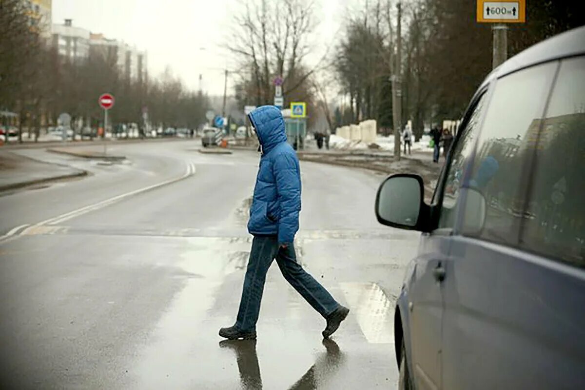 Пешеход перебегает дорогу. Пешеход в неположенном месте. Пешеходы зимой. Пешеход в капюшоне. Пешеход на проезжей части.