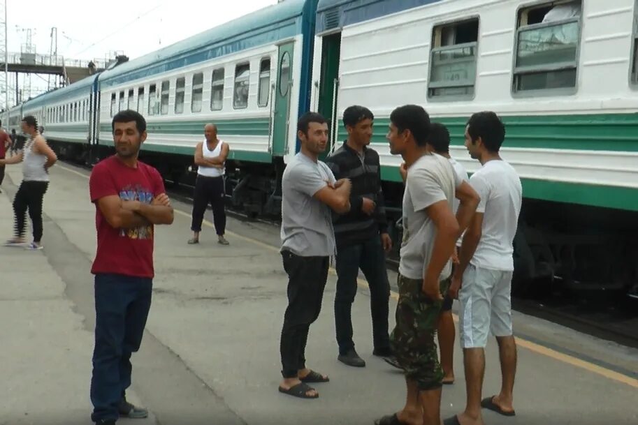 Узбекистан в данное время. Трудовые мигранты Таджикистана в поезд. Мигранты Узбекистана. Мигранты в России. Мигранты на вокзале.