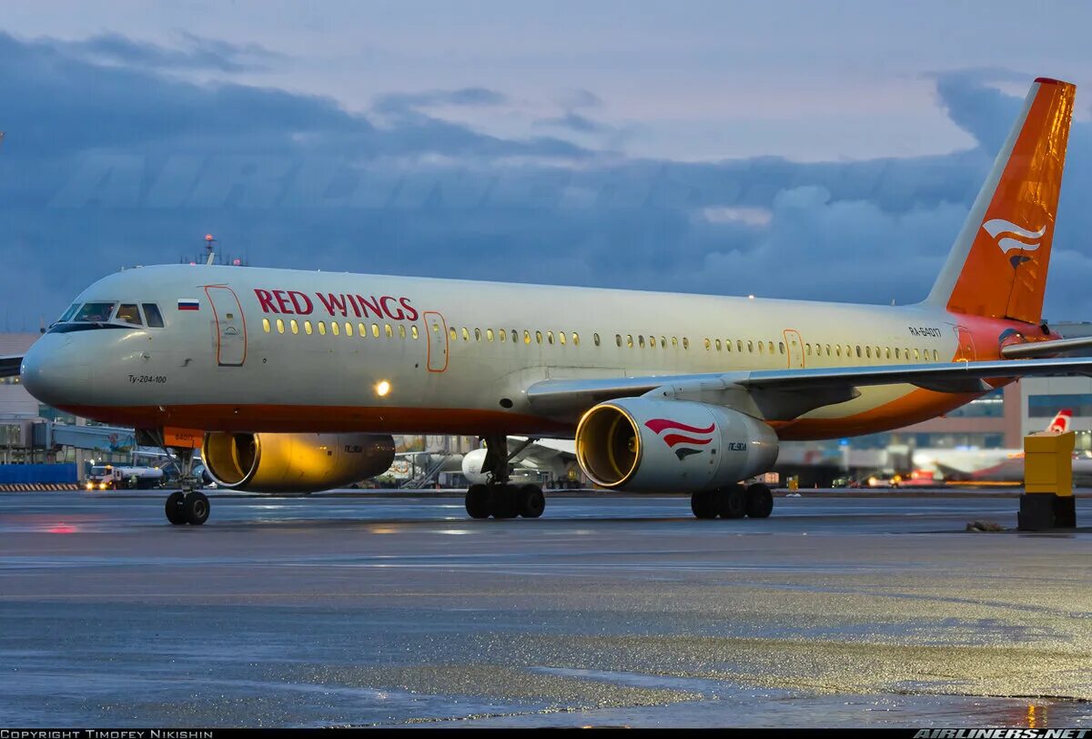 Ту 204 2024. Ту 214 ред вингс. ту 204 самолет. red wings ту-204см. самолёт ту-204214.
