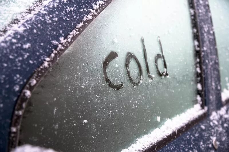Писать холодно. Замершее окно машины надпись. Замороженное окно в машине. Холод красиво написать. В окне машины слово.