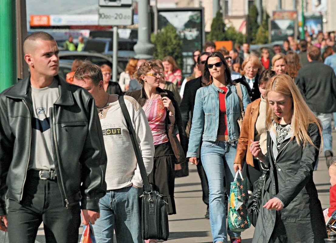 Народ на улицах москвы. Народ на улицах москвы. Германия люди на улицах. Люди на улицах москвы. Толпа людей в москве.
