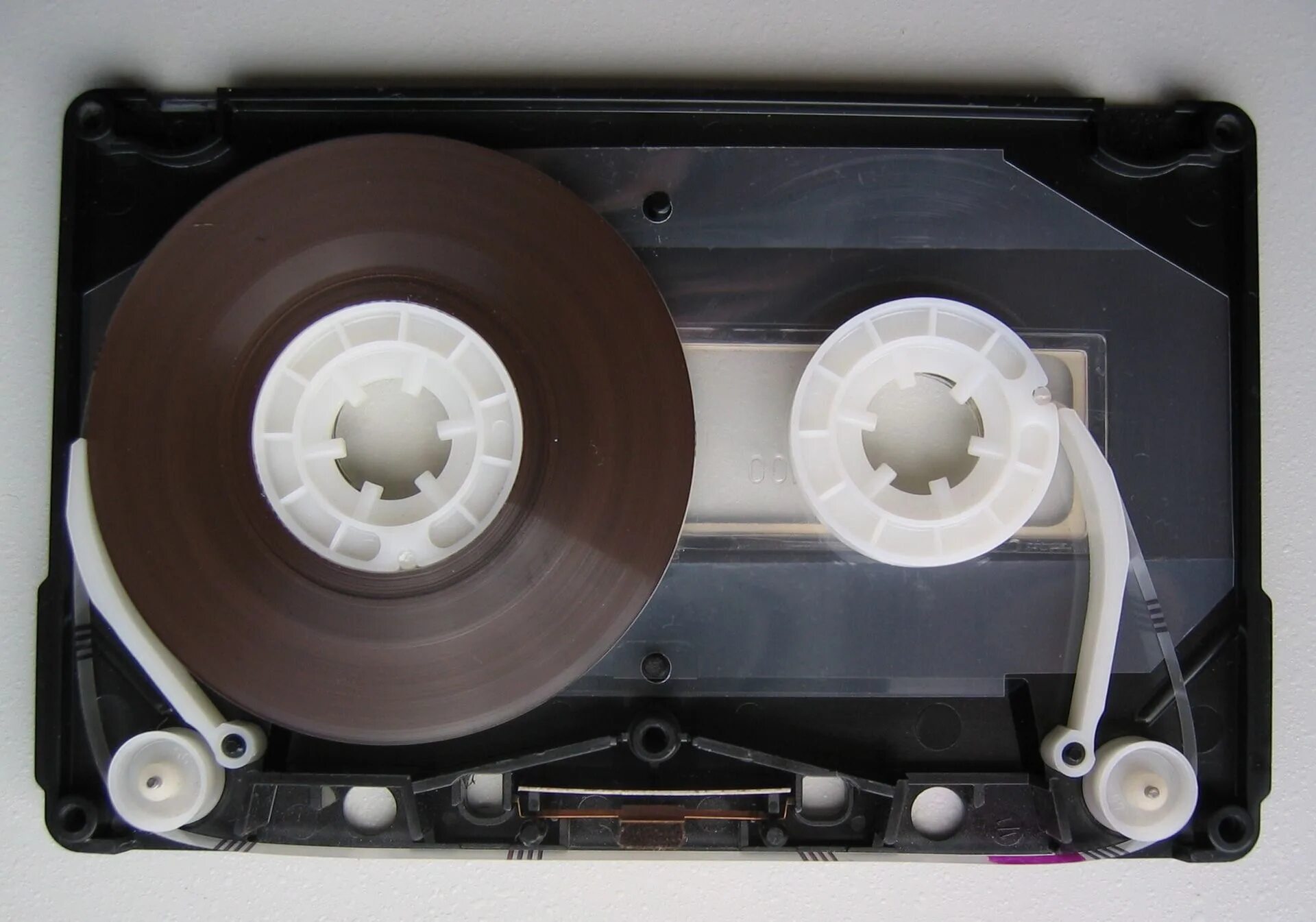 Устройства кассеты. Компакт кассеты БАСФ. Кассеты BASF С лентоукладчиками. Audio Cassette BASF SM. Видеокассеты БАСФ компакт.