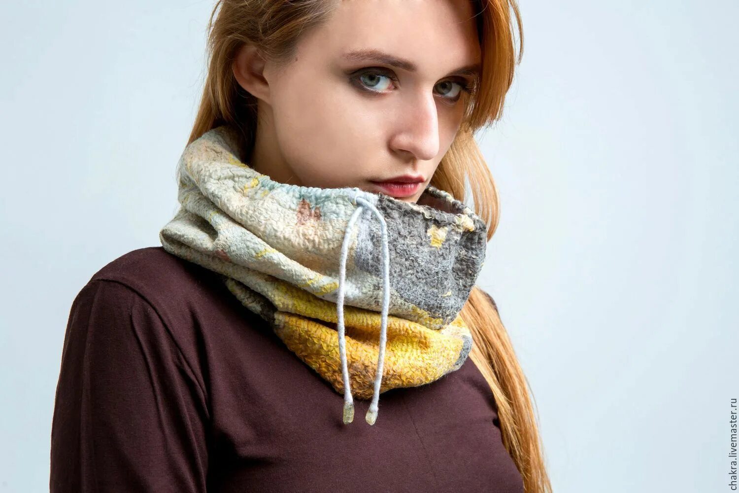 Снуд как носить на шее правильно. Снуд на голову. Круглый шарф на шею. Снуд как носить на шее правильно. Снуд способы ношения.