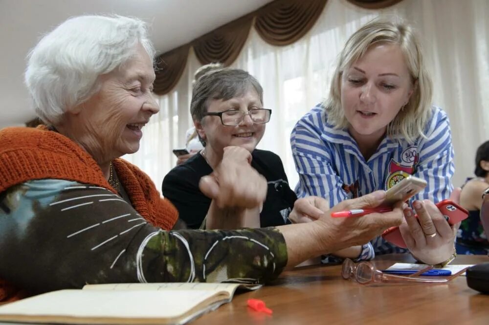 Образование для пожилых. Смартфон для пенсионеров. Бабушка со смартфоном. Урок о пожилых людях.