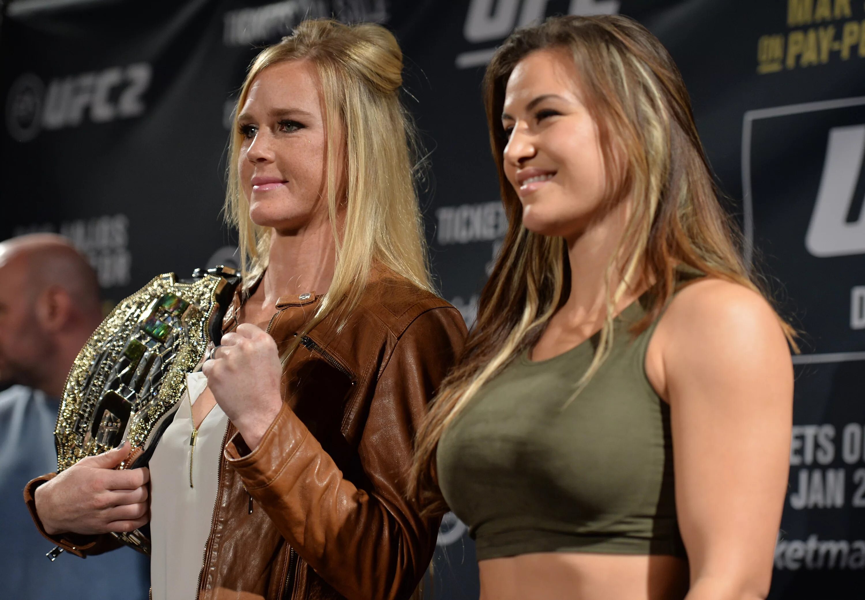 Холе холм. Миша тейт холли холм. миша тейт холли холм бой. ronda rousey миша тейт. холли холм фото.
