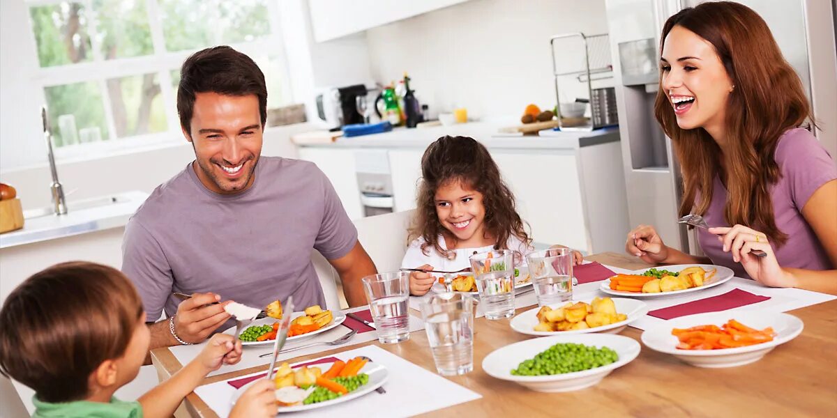 Картинка семья ест. Семья за столом. Семья за обедом. Семья на кухне. Дети с родителями за столом.