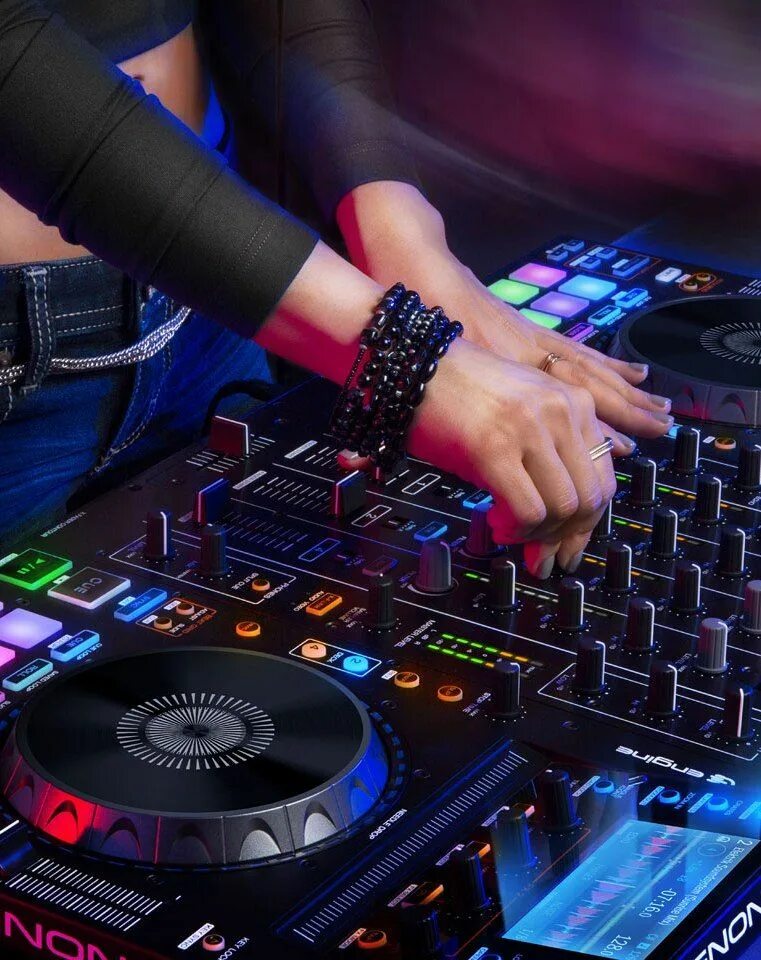 Клуб музыки игра. Denon DJ mcx8000. Девушка диджей. Фотосессия для диджея. Диджейский пульт.