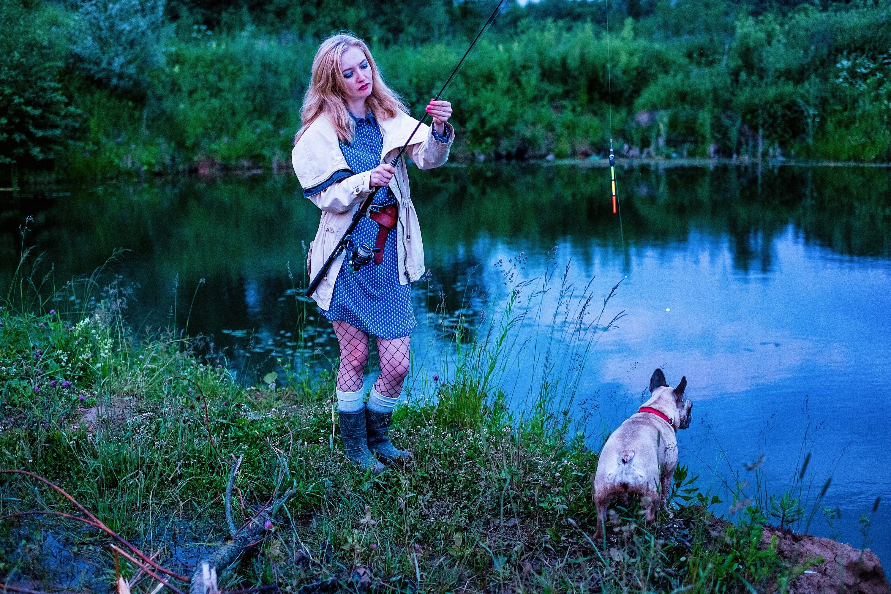 Женщины на рыбалке. Женщина с удочкой. Девушка рыбачит. Фотосессия рыбалка. Девушка ловит парня