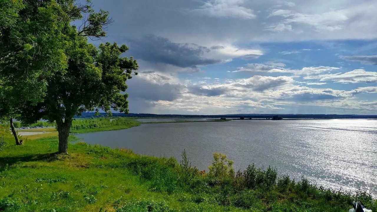 Река волга в татарстане. Река Волга в Казани. Река Волга Самара. Река Волга Приволжье. Берег Волги Казань.