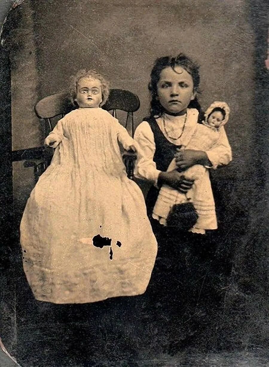 Старинные куклы жуткие. Страшные Антикварные куклы. Старинные фотокарточки. Загадочная семья