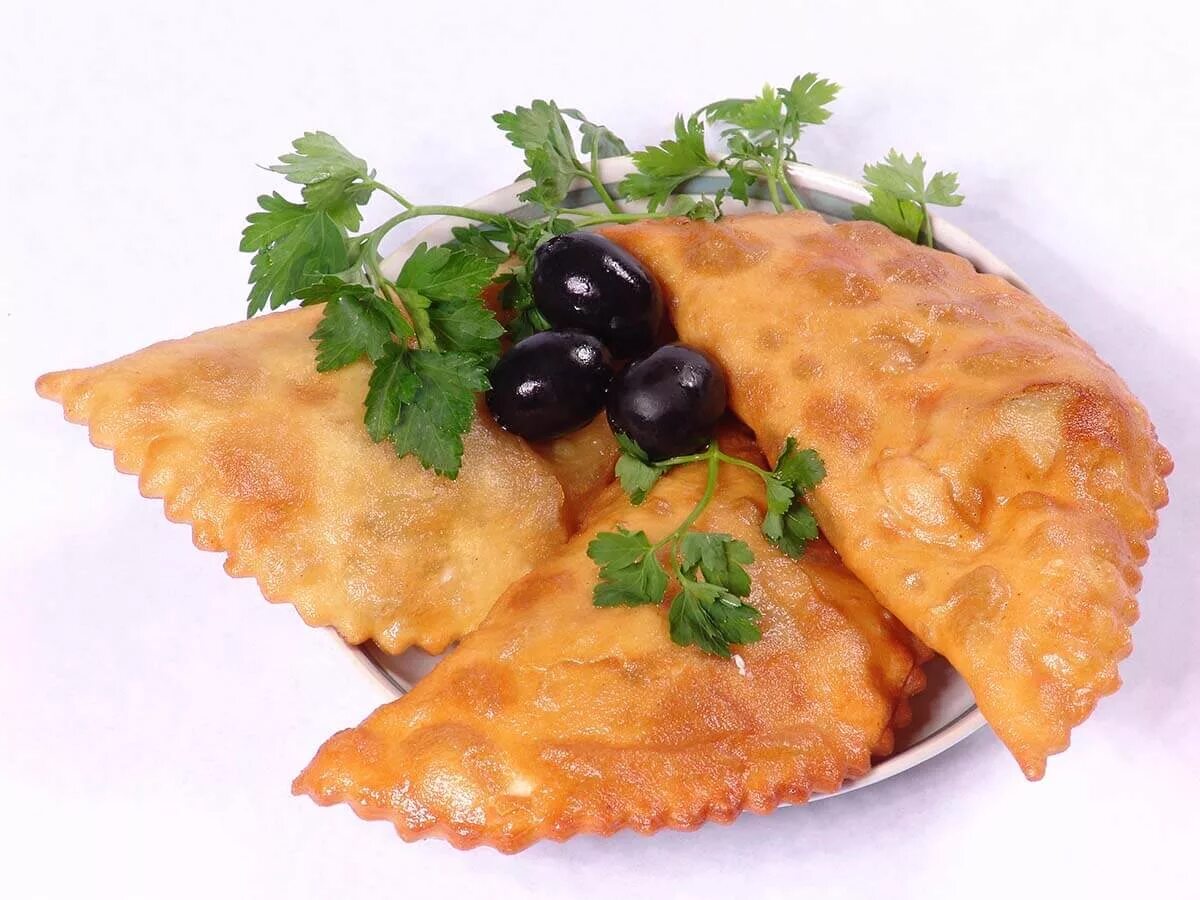 Чебуреки рецепт кухня наизнанку. Чебуреки. чебуреки на тарелке. пирожки чебуреки. чебуреки жареные.