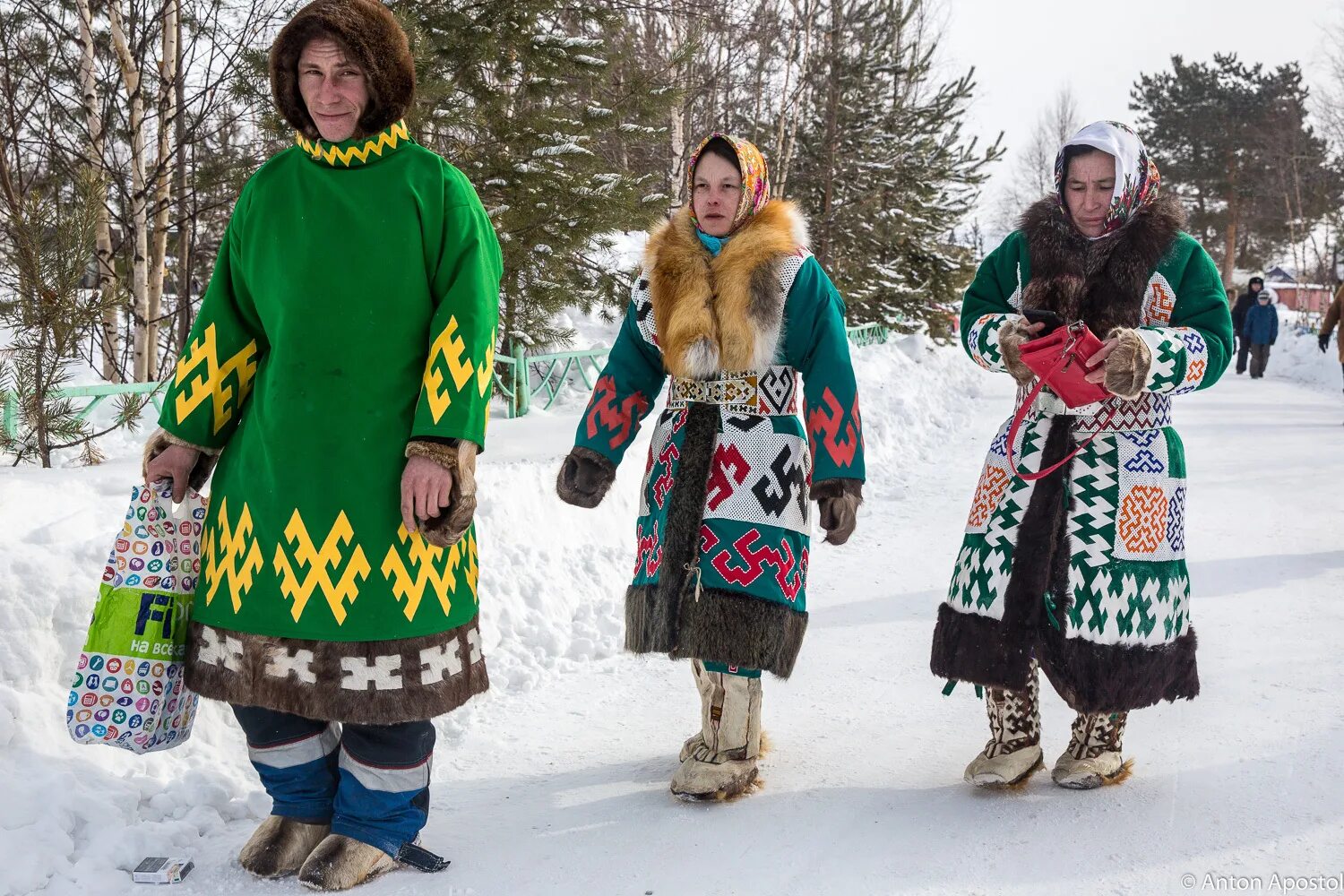 Костюмы ханты мансийск. Ханты и манси. Ханты и манси в хмао. Костюмы ханты мансийск. Национальные праздники ханты и манси.