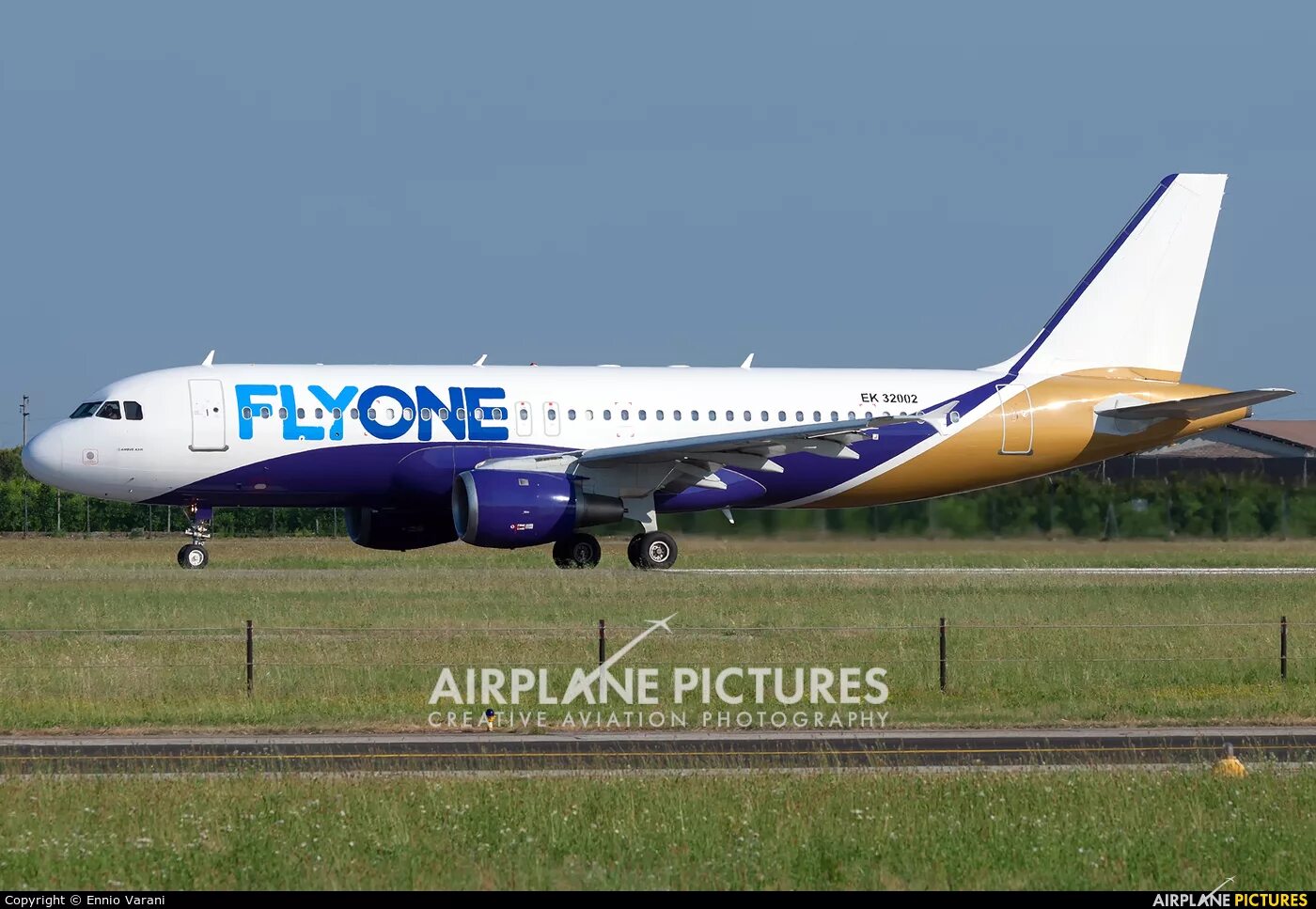 Flyone logo. Flyone авиабилеты. Airbus a320 fly one. Лоукостер a320. Самолеты флай ван.