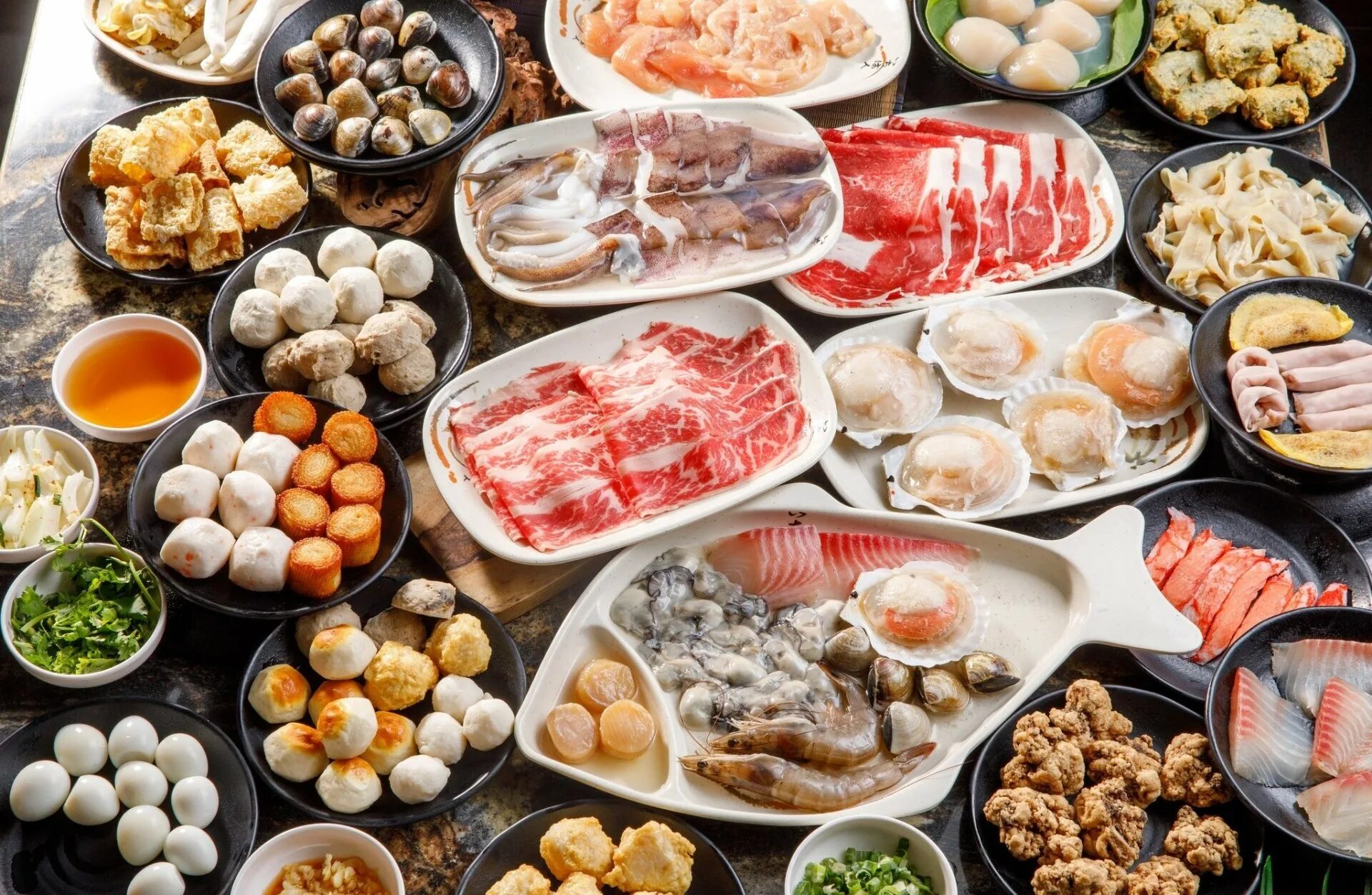 Много фуд. Стол с морепродуктами. много еды. стол с едой. тарелка с морепродуктами.