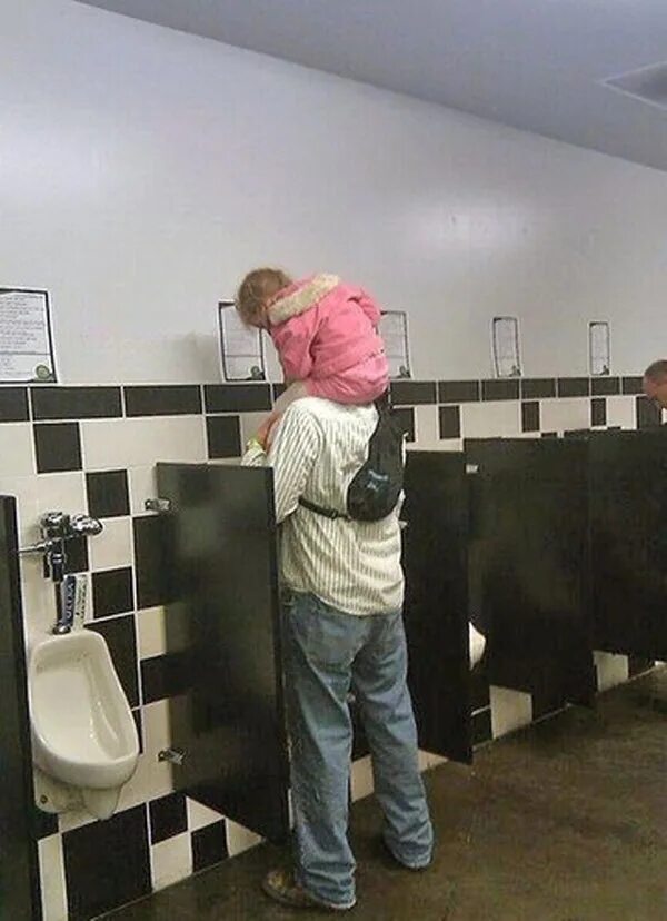 Детский туалет - подсмотренное. Подсмотренно в детском туалете. Мама в туалете прикол. Папа дочку в туалете