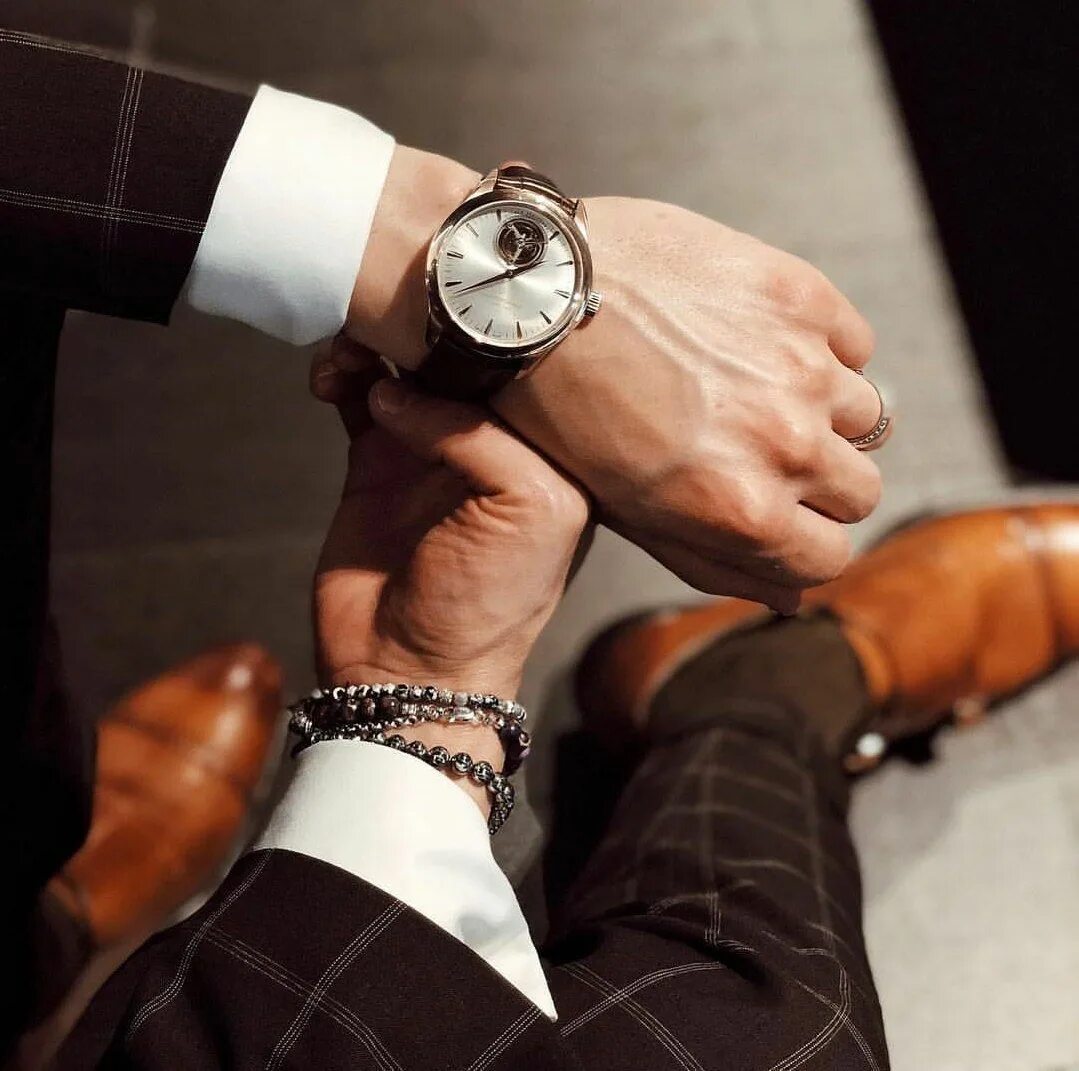 Час джентльмена. Часы джентльмена. Джентльмен с часами. Руки часы джентльмен. Stylish men watches.