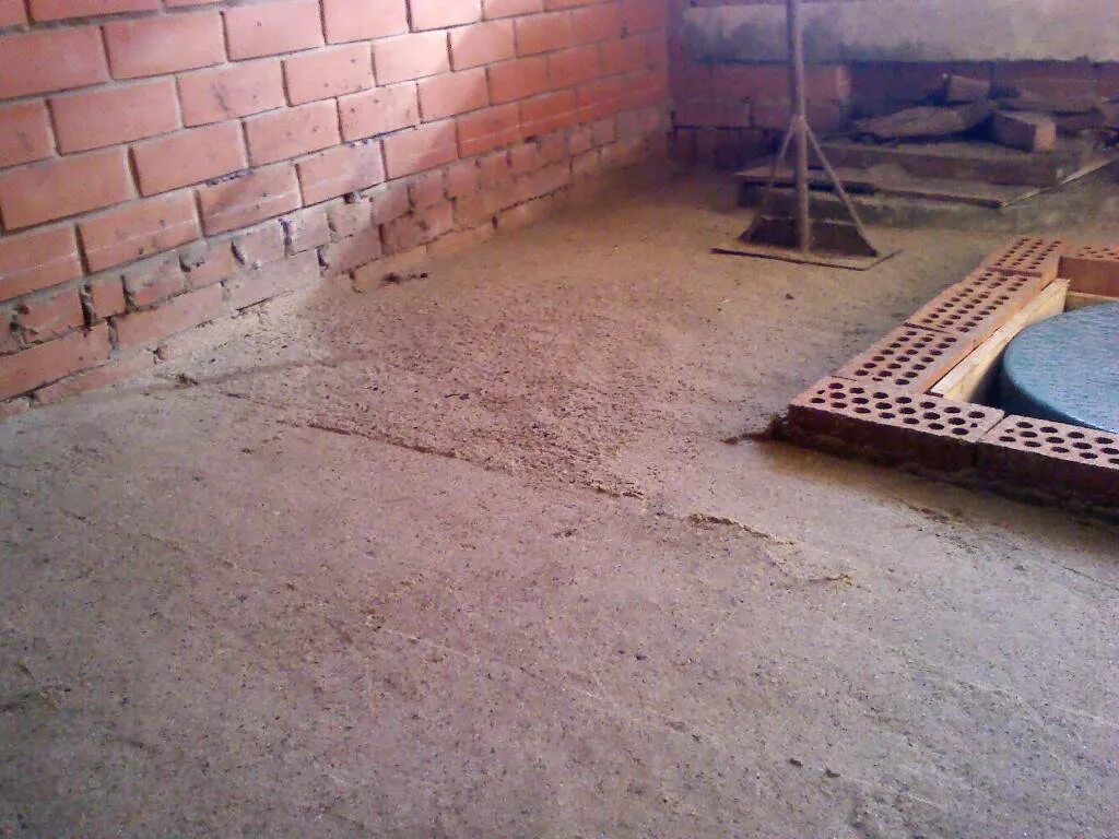Как залить черновой пол в частном доме. Черновая стяжка пола в частном доме. бетонная стяжка для чернового пола. заливаем черновой пол в доме. подготовка к заливке полов в частном доме.