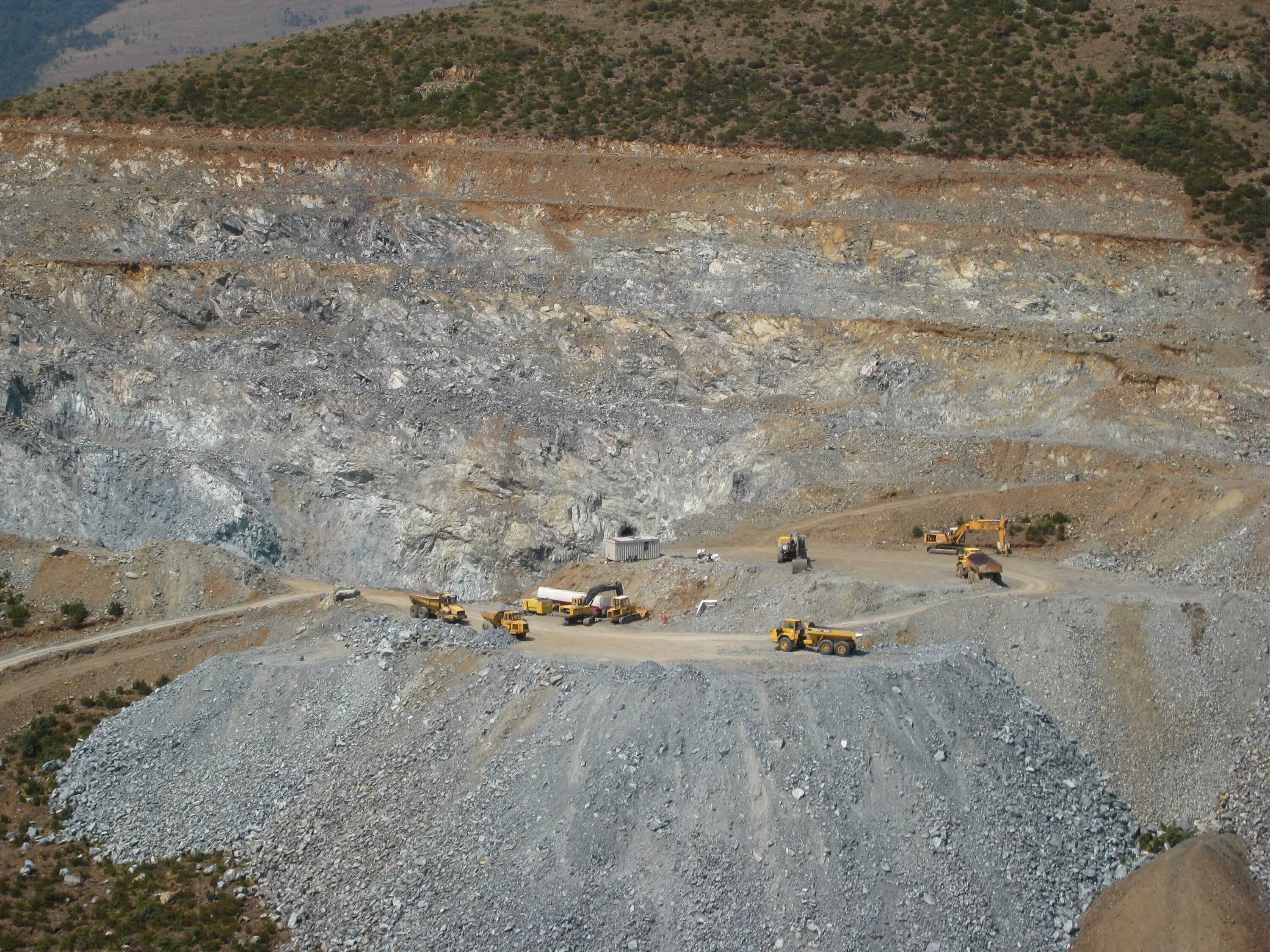 Рудная добыча. Добыча руд. Хромовая руда добыча. Карьер добыча хромовой руды. Горнодобывающая промышленность Албания.