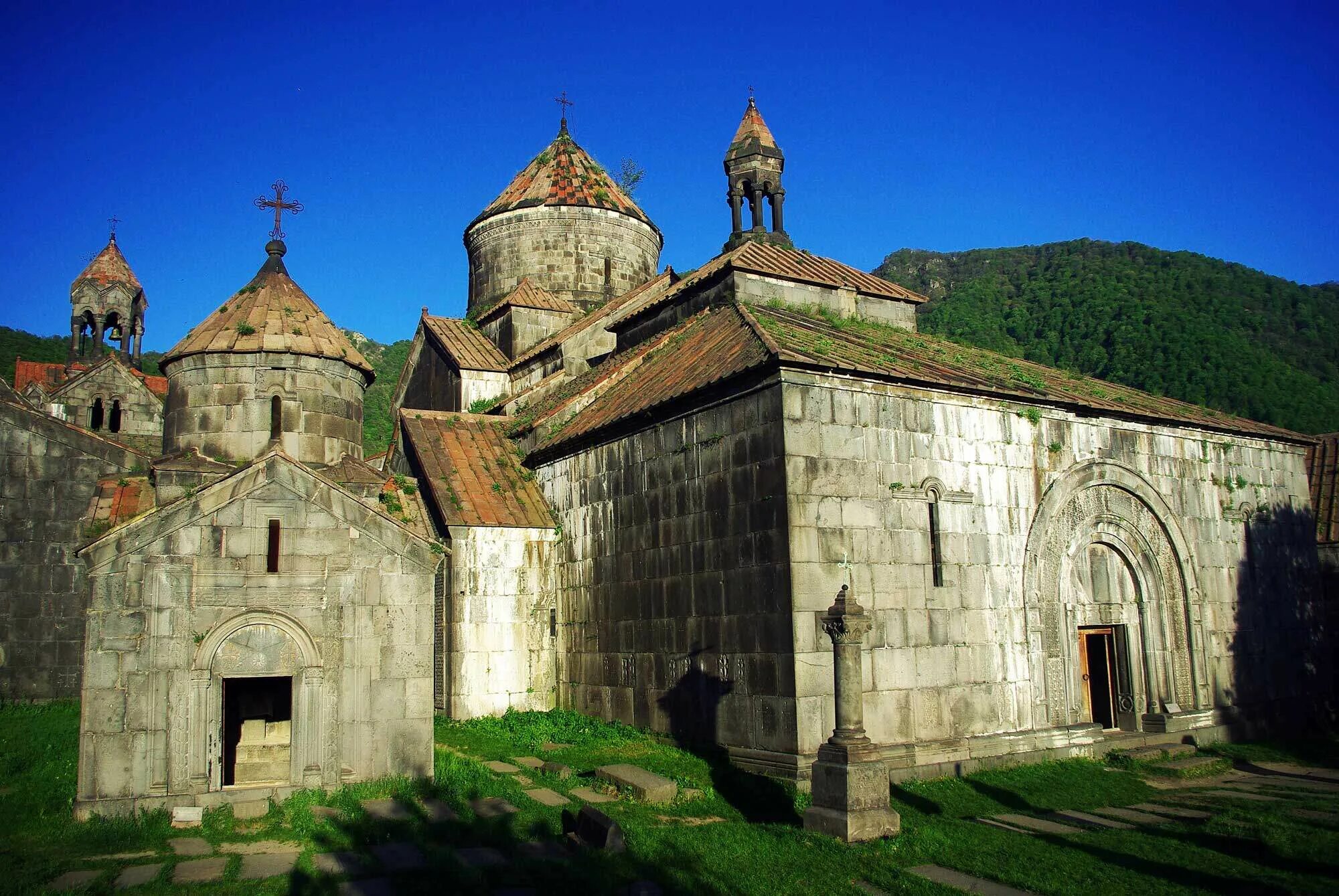 10 монастырей. Храм сироткинского монастыря. Монастырский комплекс ахпат. Троице-сергиева лавра. 10 монастырей.