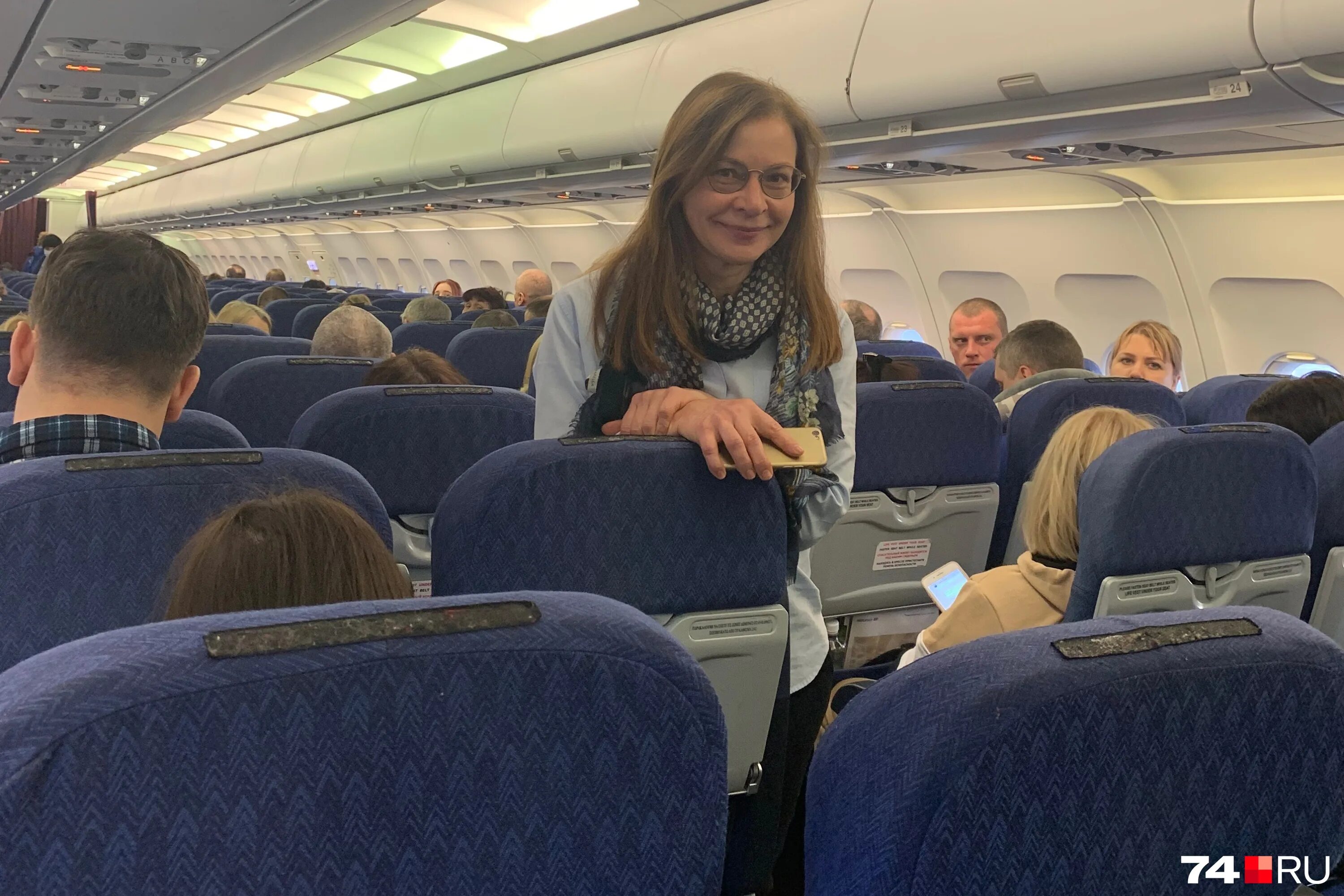 Самолёт уральские авиалинии с экипажем. Пассажир уральских авиалиний. 310 уральские авиалинии. Уральские авиалинии лого. Бортпроводницы уральских авиалиний.