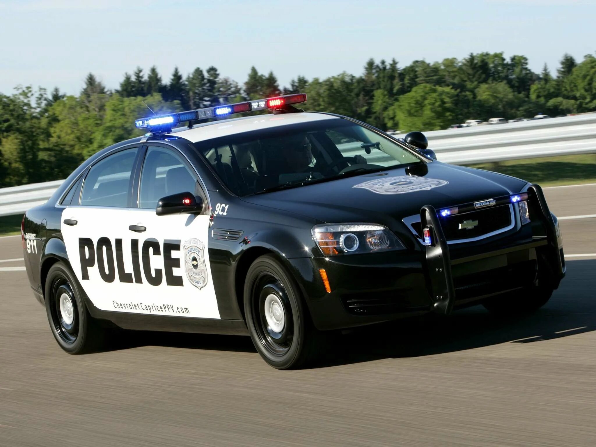 Полицейские машины в америке. Chevrolet Police Interceptor. Chevrolet Caprice 2006 Police. Chevrolet Caprice Police 2010. Chevrolet Tahoe Police Interceptor.