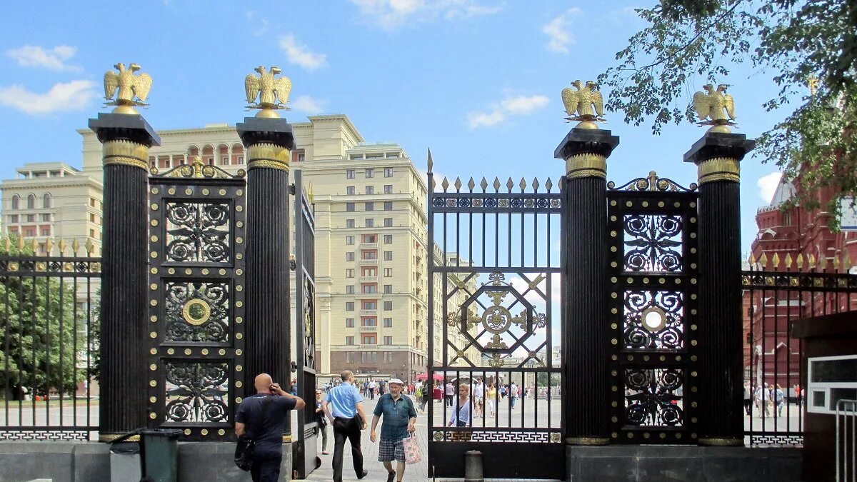 Александровский сад москва ворота. Ворота александровского сада. Александровский сад москва ограда. Александровский сад москва ограда. Чугунные ворота александровского сада.